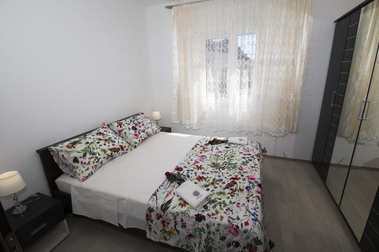 Apartman Horizont Apartment โอมิช ภายนอก รูปภาพ
