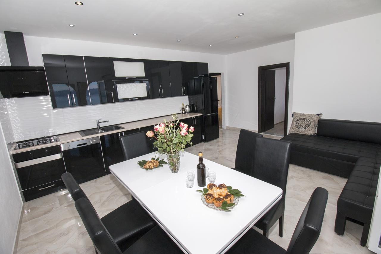 Apartman Horizont Apartment โอมิช ภายนอก รูปภาพ