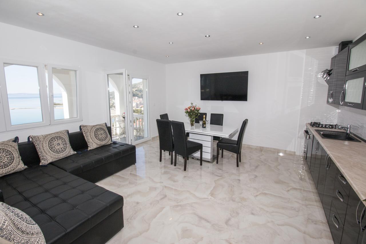 Apartman Horizont Apartment โอมิช ภายนอก รูปภาพ