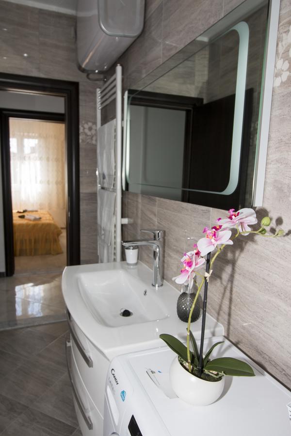 Apartman Horizont Apartment โอมิช ภายนอก รูปภาพ