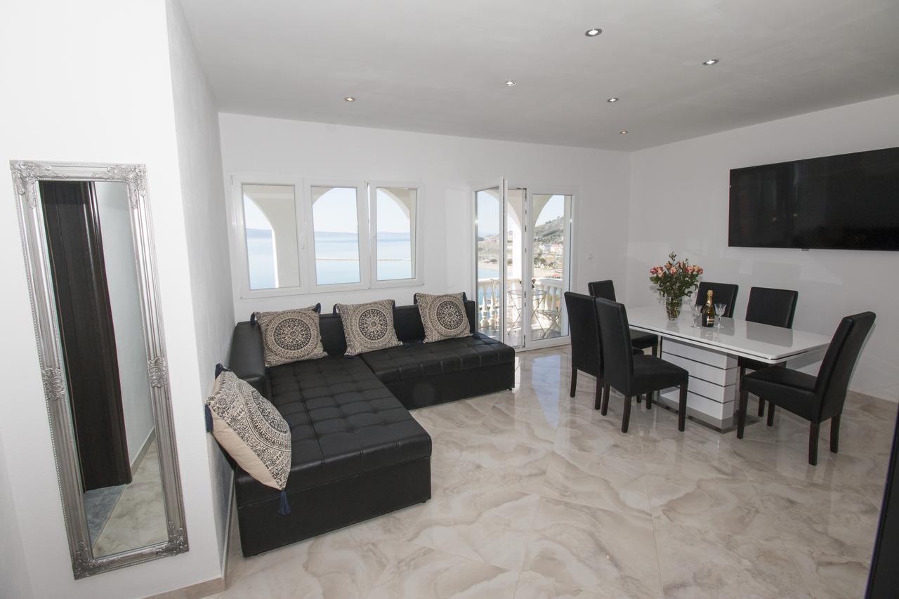 Apartman Horizont Apartment โอมิช ภายนอก รูปภาพ