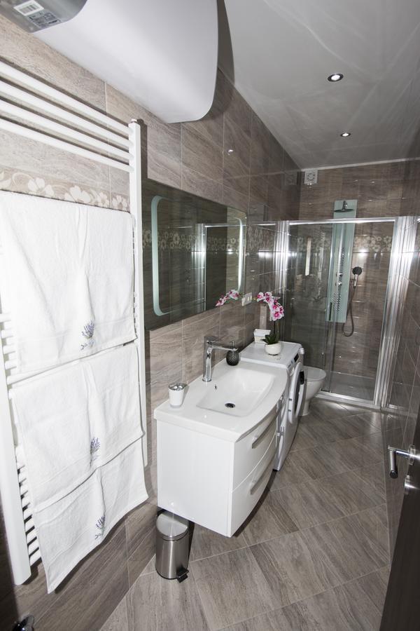 Apartman Horizont Apartment โอมิช ภายนอก รูปภาพ