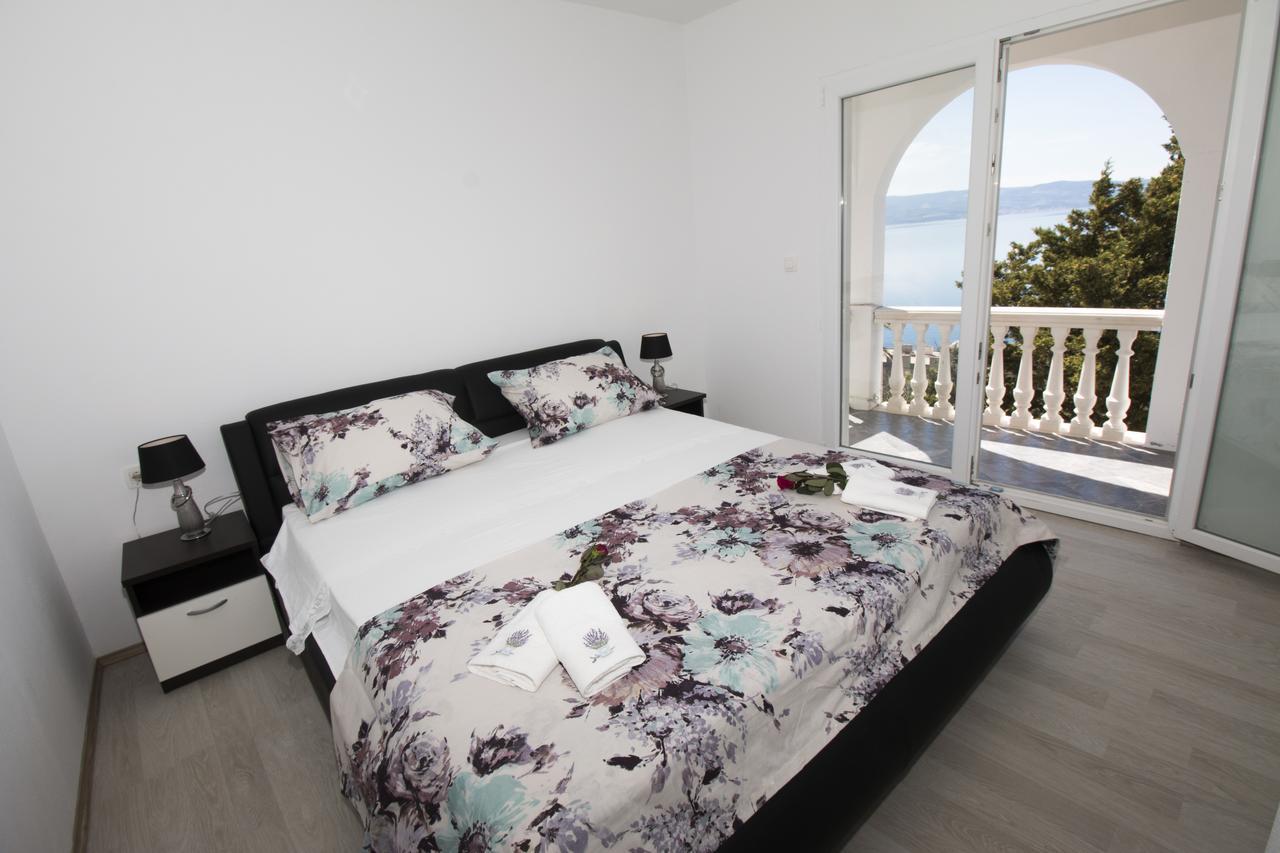 Apartman Horizont Apartment โอมิช ภายนอก รูปภาพ