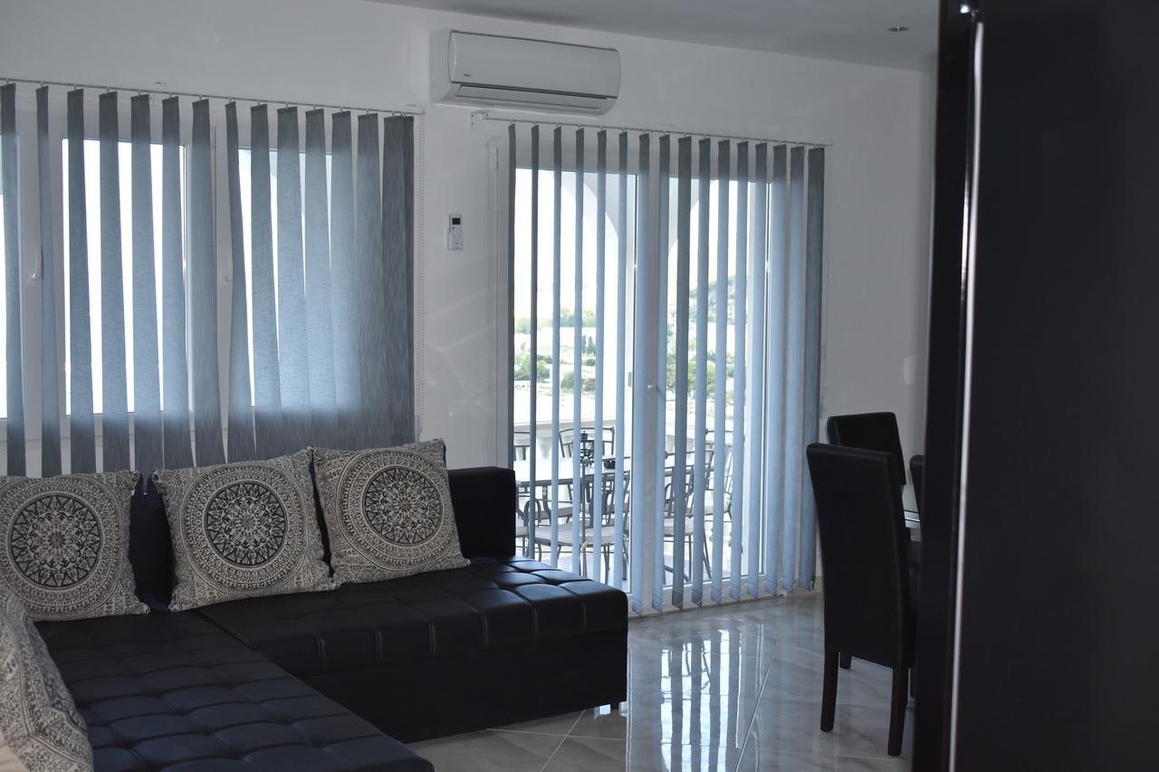 Apartman Horizont Apartment โอมิช ภายนอก รูปภาพ