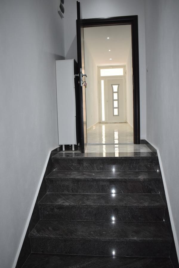 Apartman Horizont Apartment โอมิช ภายนอก รูปภาพ