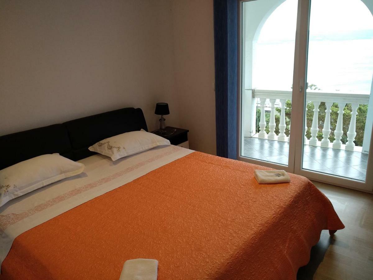 Apartman Horizont Apartment โอมิช ภายนอก รูปภาพ